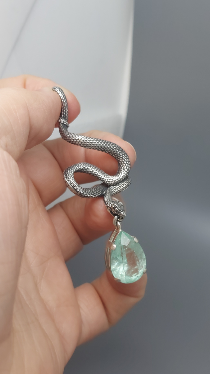 фото кулона в руках для представления об его размере