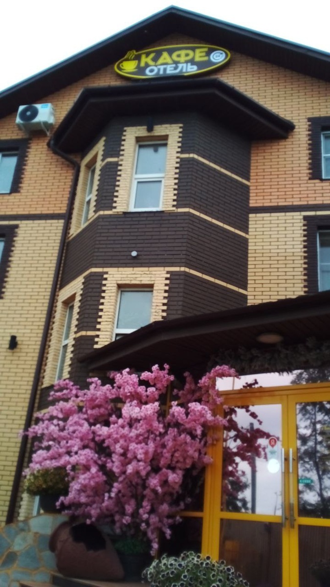 Вход в гостиничный комплекс "Линь". Фото автора