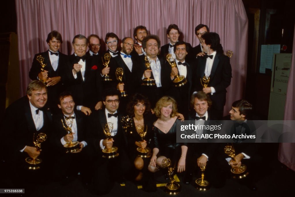 По середине Кэтрин О'Хара и Юджин Леви. Вручение премии. 