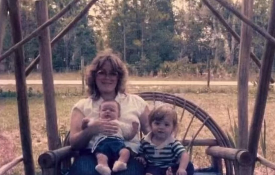 Фото из общего доступа в интернете (Каролина Сейджерс Милонски с детьми)