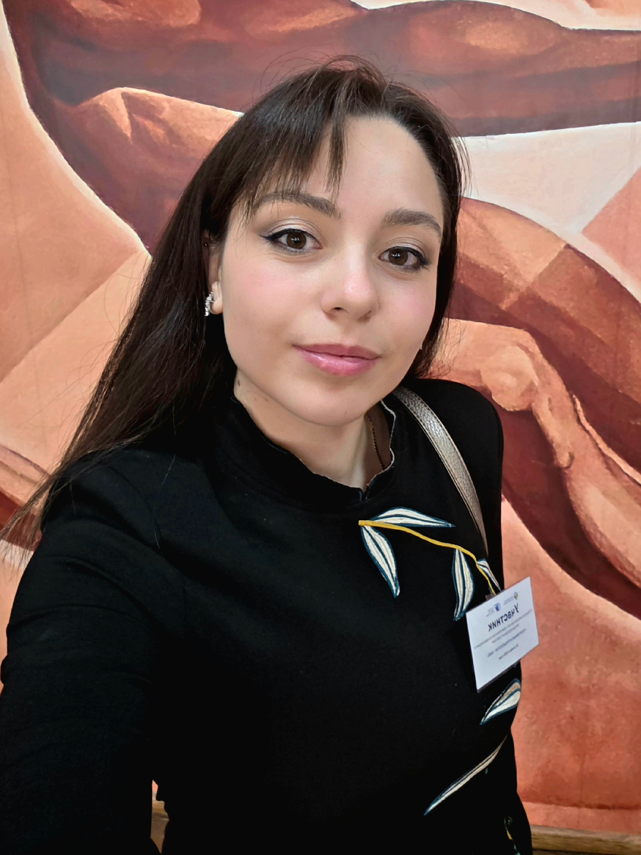 Кадр «после». За минуту до этого я завершила выступление на конференции. Именно такие моменты дают энергию и глубину для ежедневной работы — чтобы делать контент в моём канале не просто интересным, а научно обоснованным!