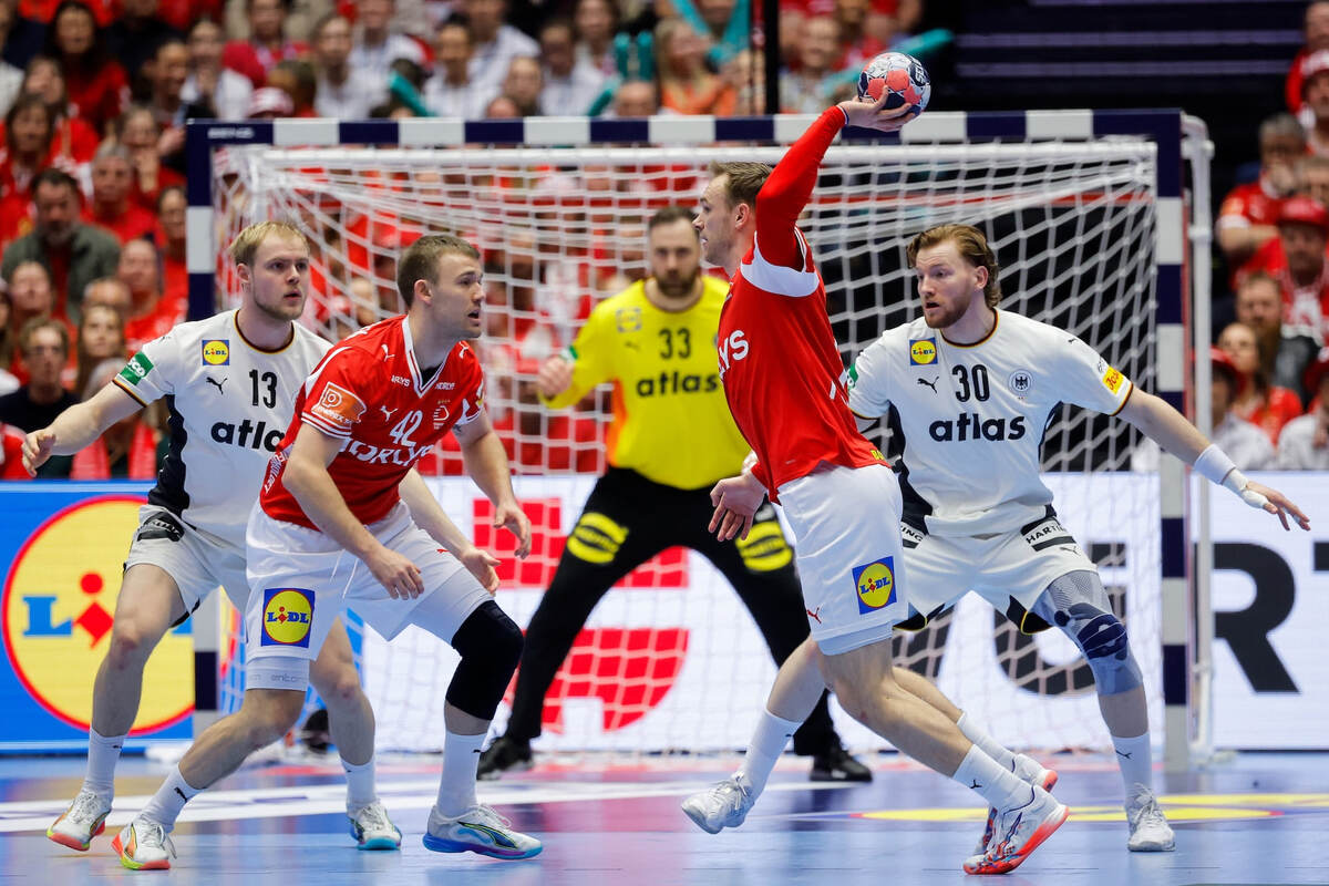    Матиас Гидсель (с мячом) и Томас Арнольдсен запутывают немецкую оборону