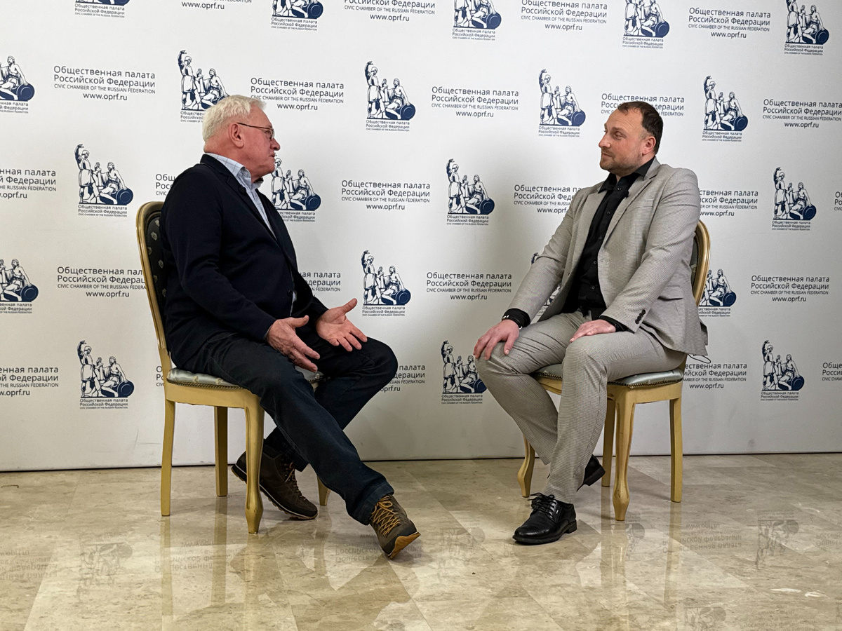 Вице-президент ЖК "Мечта" Валерий Артмемьев дает интервью организатору конференции