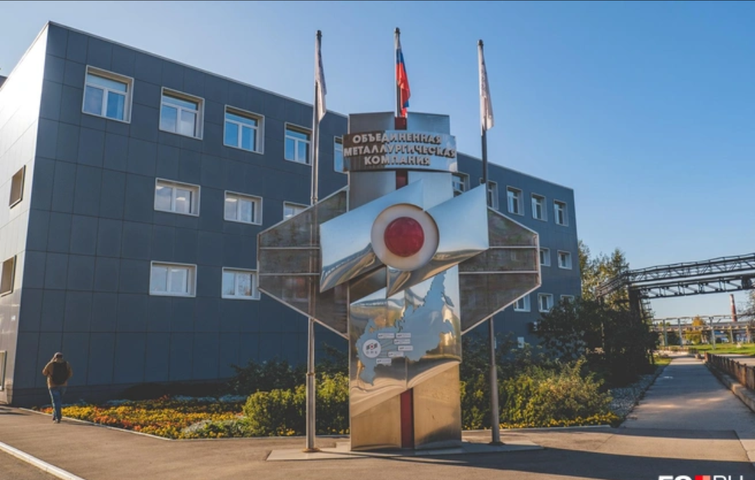 Одно из головных зданий Чусовского металлургического завода 