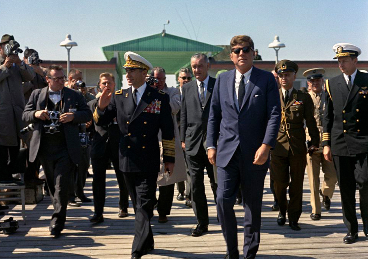 Президент США Джон Ф. Кеннеди и шах Ирана прибыли на военный полигон США в Северной Каролине