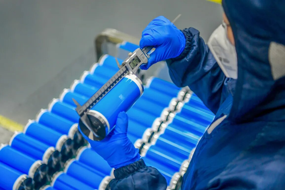 Производство литий-ионных аккумуляторов, Лоян, Китай. ТАСС