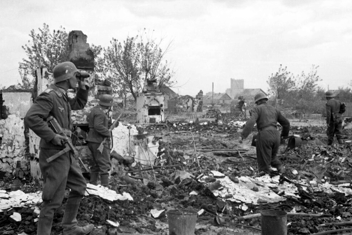    На юге Сталинграда фашисты бродят по руинам./andcvet.narod.ru