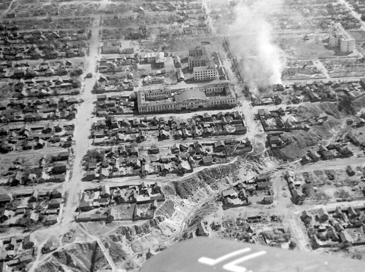    Аэрофотосъемка Сталинграда во время бомбардировки эскадрой пикирующих бомбардировщиков STG2 "Иммельман"./andcvet.narod.ru