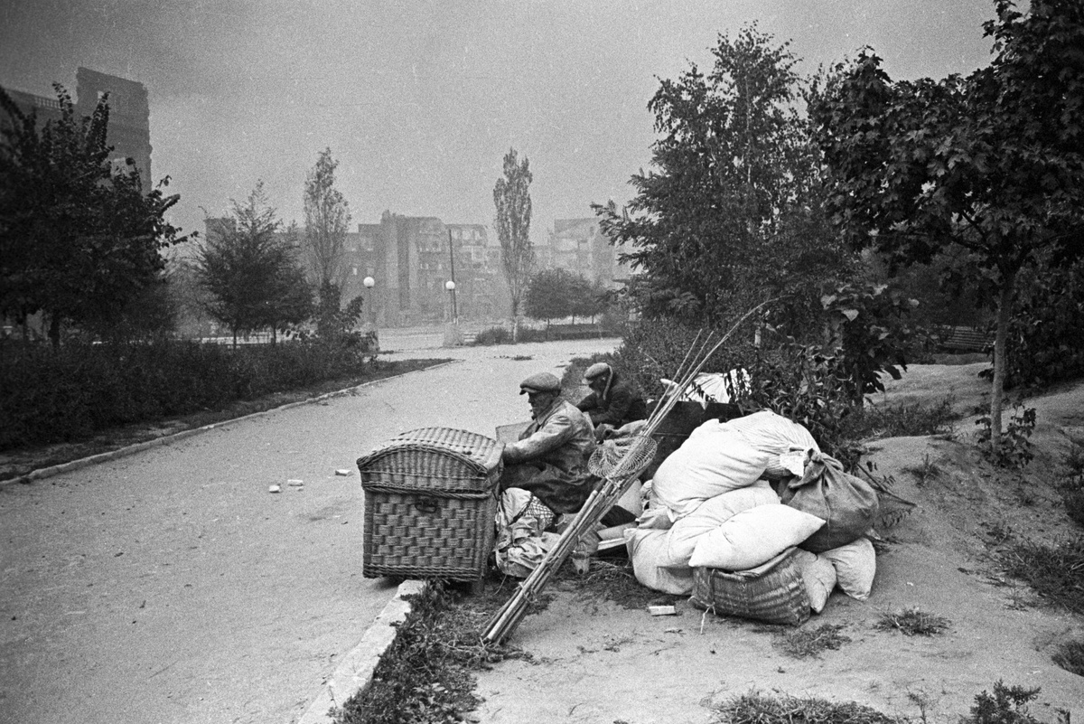    Жители Сталинграда, оставшиеся без крова после бомбежки фашистов./Яков Рюмкин/РИА Новости