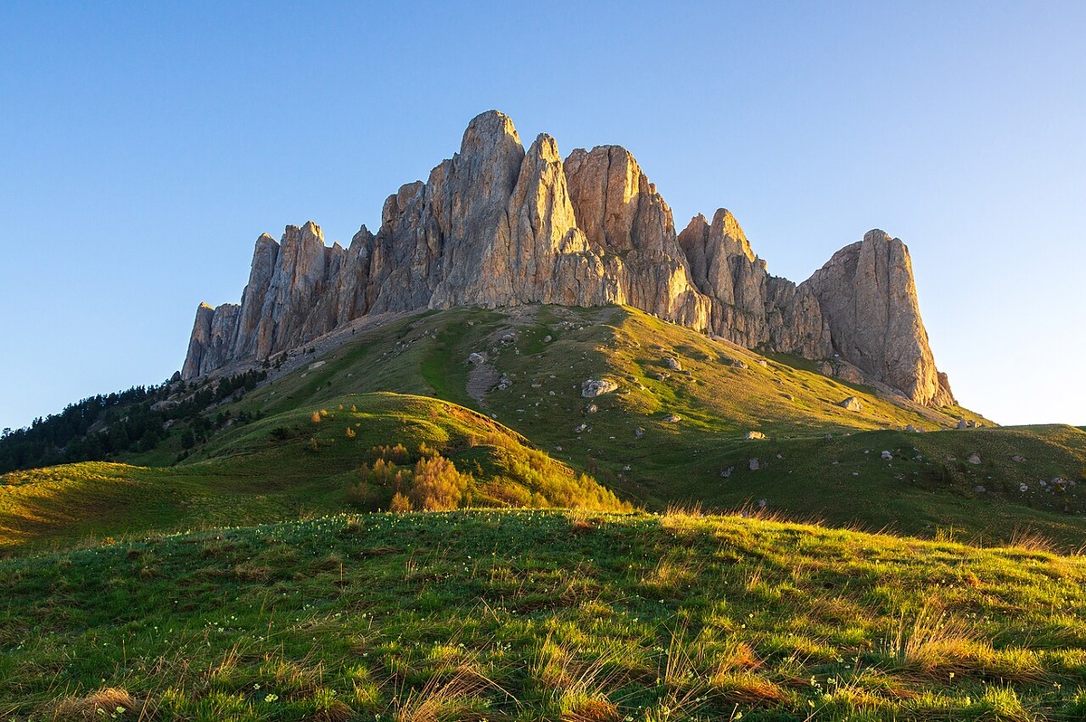 Гора Большой Тхач на рассвете, Адыгея, Западный Кавказ. Автор: Вячеслав Аргенберг. Лицензия: CC BY-SA 4.0.