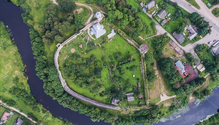    Порховская крепость. Что в ней особенного? Аэрофотосъёмка крепости. Фото: A.Savin, по лицензии FAL 