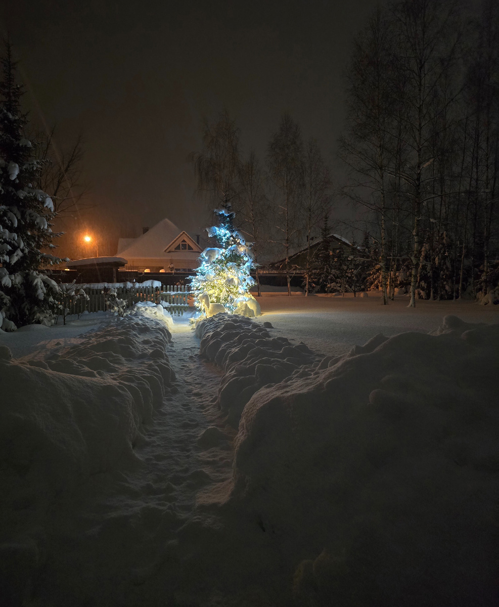 Ещё не выключили ёлку по дворе 