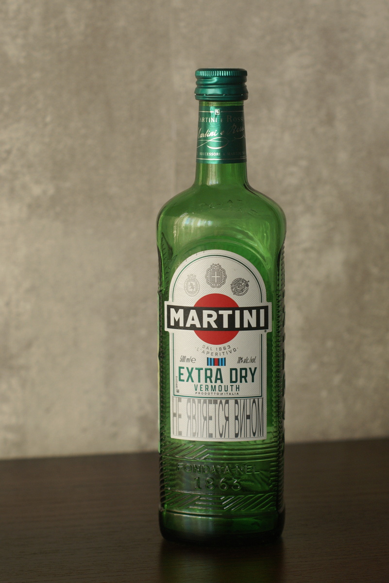 Ароматизированный виноградосодержащий напиток из виноградного сырья "Martini Extra Dry" экстра сухой белый - вот как это полностью называется! 
