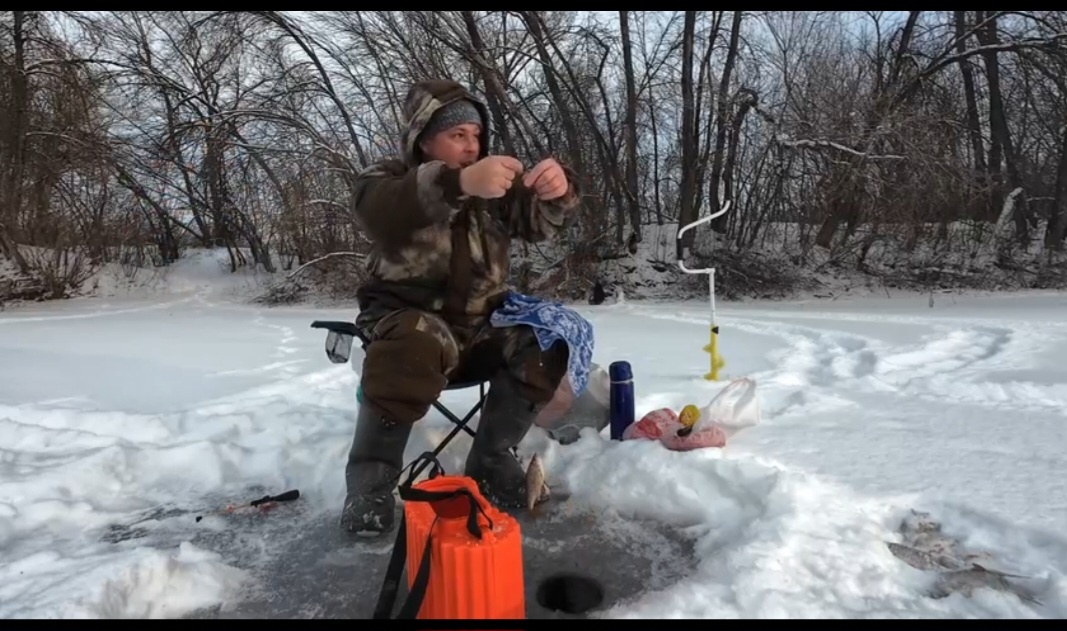 Мороз удочка и клюёт хорошая плотва.