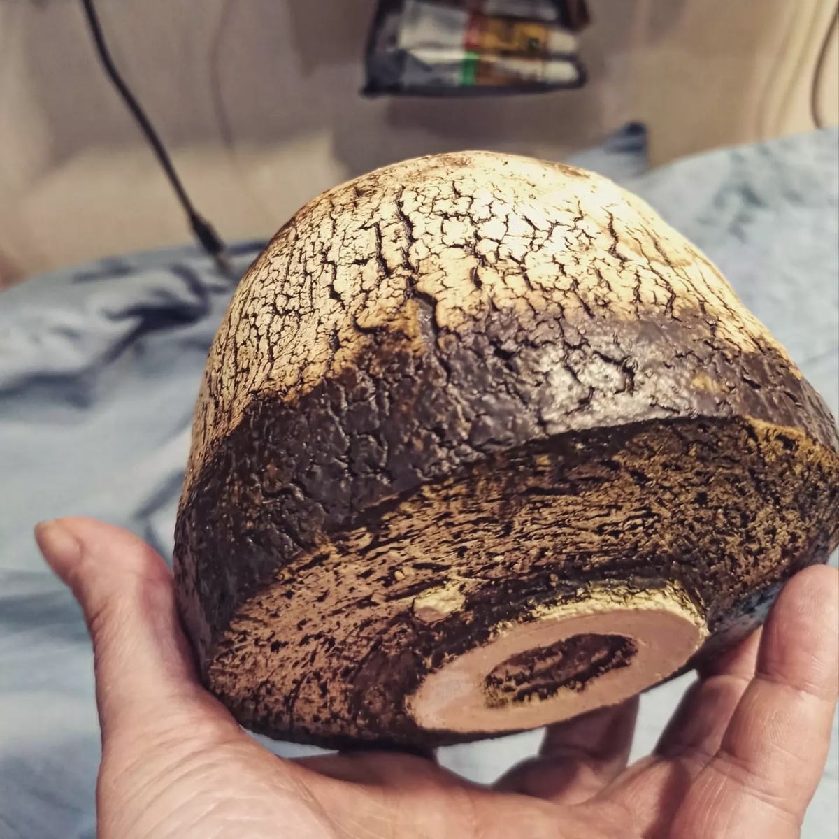 У любой чаши есть "лицо" —  сторона обращенная к человеку, когда он пьёт.