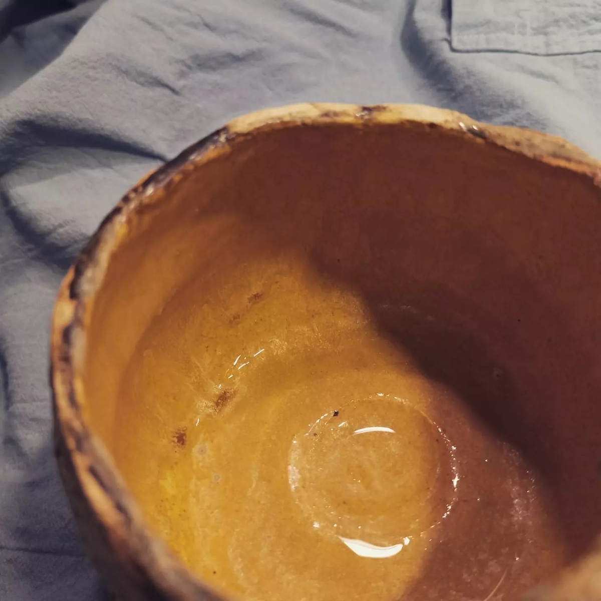 Внутри чаши гладкая поверхность, и обязательная «ямка» — «тядамари», здесь должны скапливаться остатки заварки (порошкообразной) после того, как чай допит.