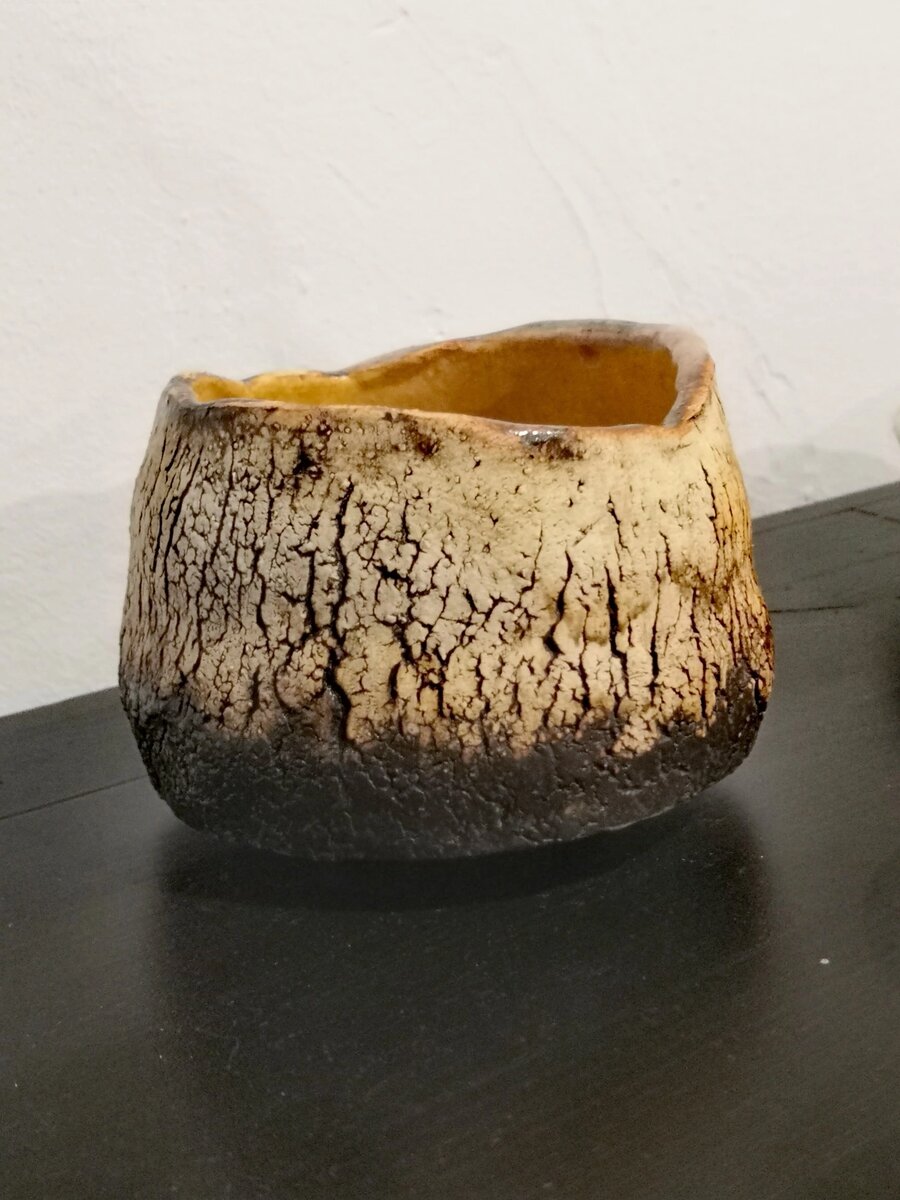 Это первая чаша раку, изготовленная мною. Находится в частной коллекции. Я назвала ее "Кора". Трещины расположены на поверхности, и специально подкрашены контрастной глазурью.