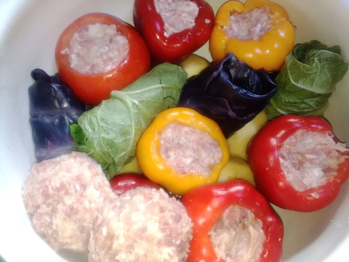 голубцы из пекинской капусты фиолетовой кочаной капусты. картошка,фаршированый разноцветный перец.,тефтели. Фаршированый помидор.