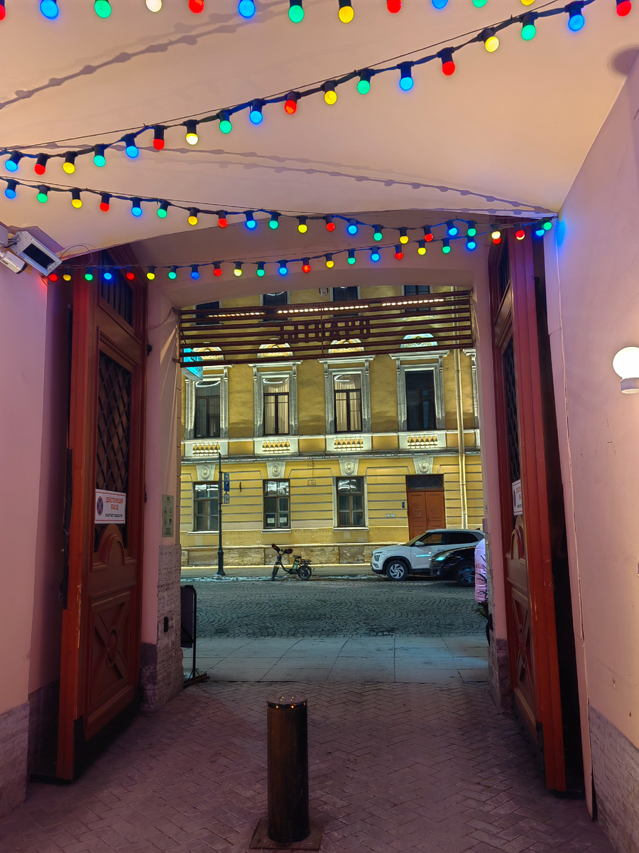 Одна из многочисленных питерских подворотен