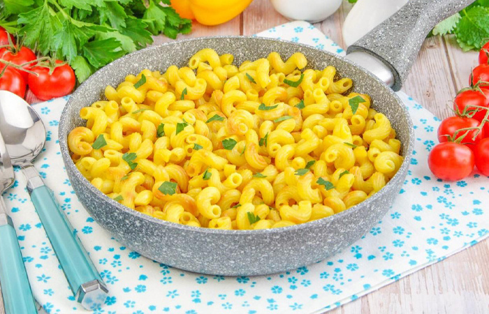 Жареные макароны приобретают ореховый привкус. / Фото: 1000.menu