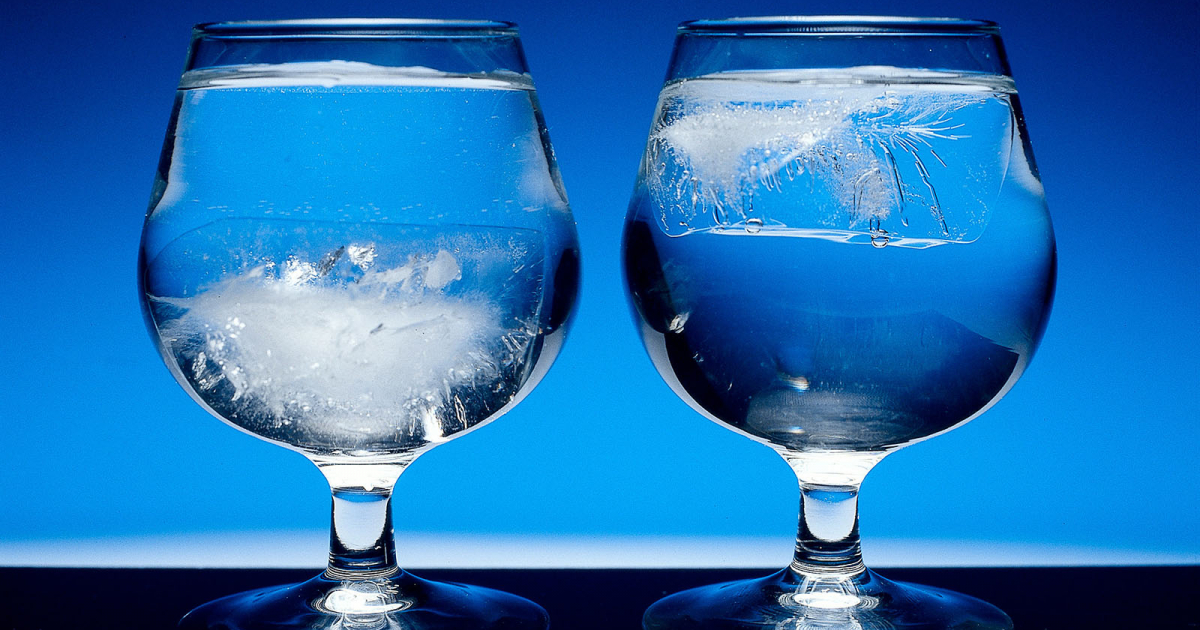 Обычный лёд (справа) держится на поверхности воды, так как его плотность меньше. А тяжелый лёд тонет