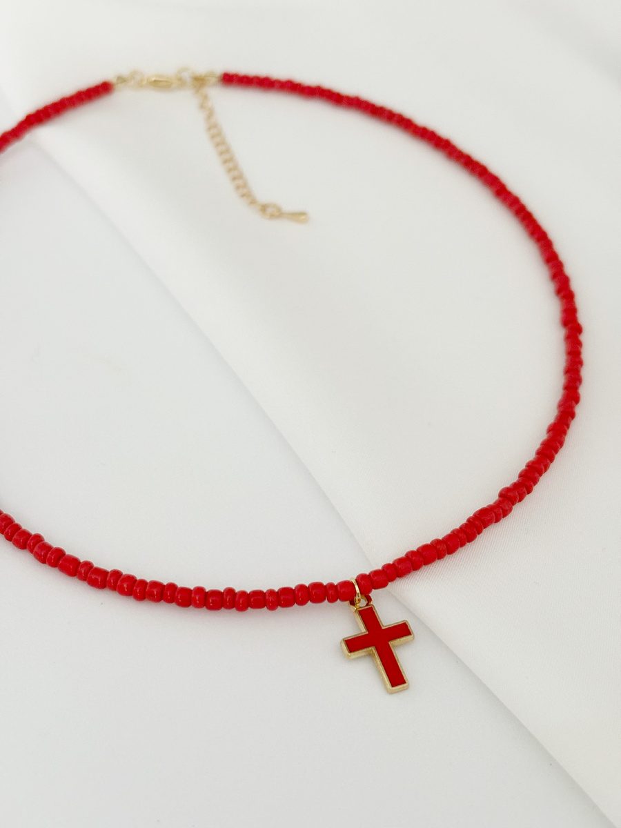 Яркий цвет притягивает взгляд и добавляет образу страсти и энергии.