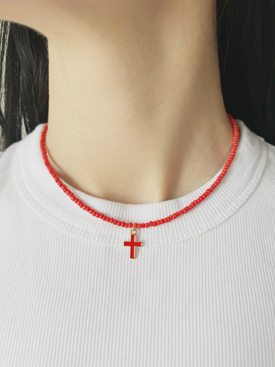 Крестик с эмалью придает чокеру особый шарм и символичность, а фурнитура, покрытая 18-каратным золотом, гарантирует высокое качество и долговечность изделия. 