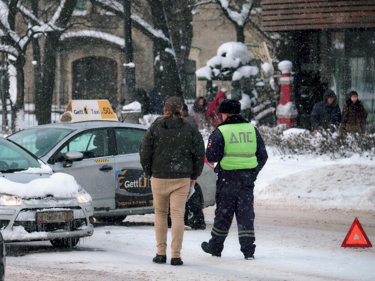    Сотрудник ДПС и автовладелец на месте ДТП | © РИА Новости / Алексей Даничев