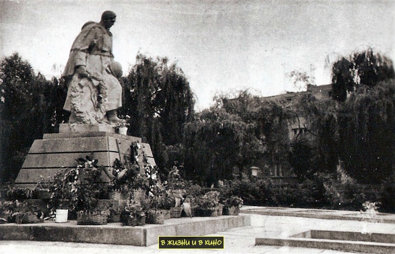 Коломыя, 1970-е гг., памятник советским воинам, освобождавшим грод в 1944 году – снесен в 2021 г.
