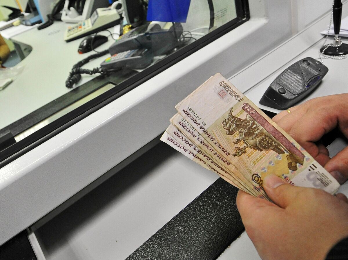    Мужчина в кассе | © РИА Новости / Михаил Мордасов