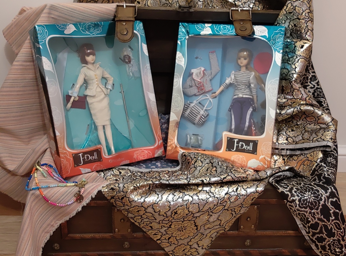 Куклы J-doll Galleries St.Hubert и J-doll Marche. Фотосессия в сундуке.