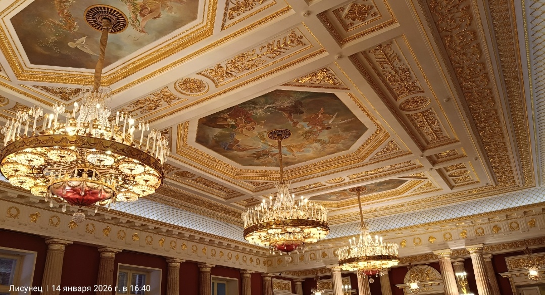 Таврический зал.Люстры из горного хрусталя.фото автора