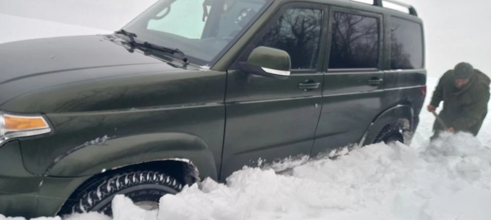 УАЗ, провалившийся в сугроб.
