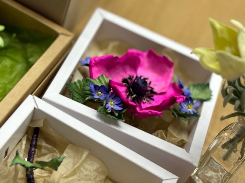    Цветы из кожи Елены Клименок. Источник: Екатерина Жолнерова