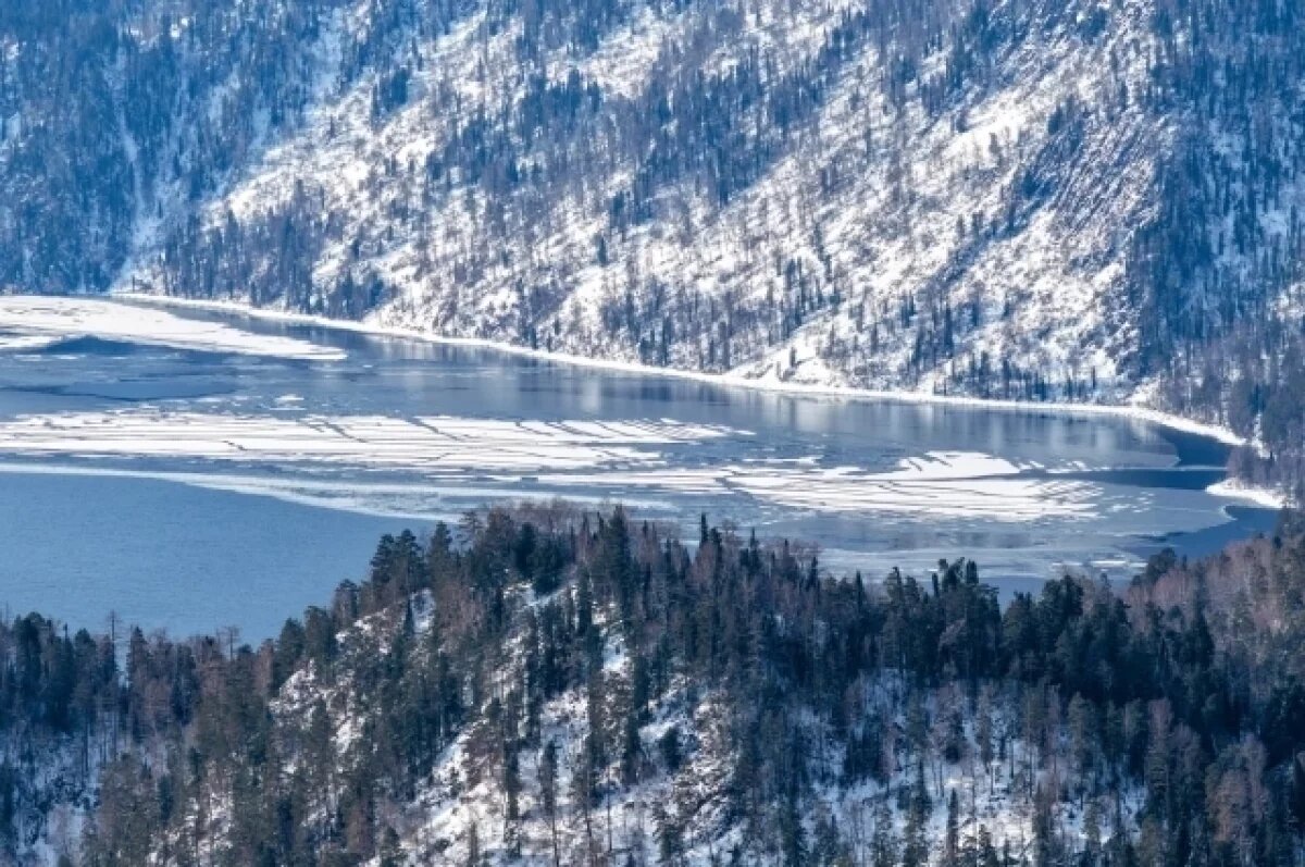    Ледяные поля образовались на Телецком озере на Алтае