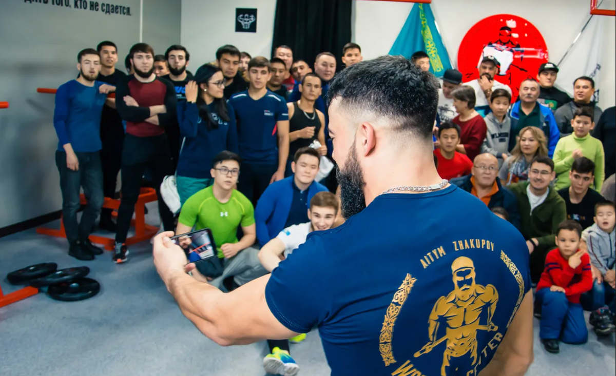 Как и всегда, если меня восхитил какой-то человек, я стараюсь представить моим дорогим читателям его биографию. 