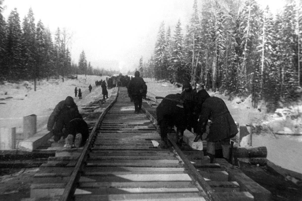 Укладка последних звеньев дороги перед соединением северного и южного участков. 27 января 1943 г.