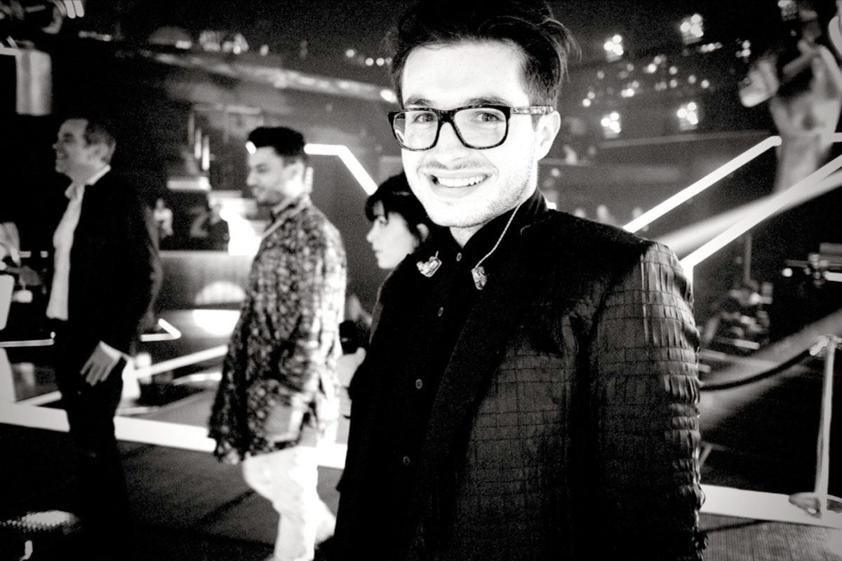 Если он сейчас гениален, то и его прошлое должно быть гениальным; иначе картина мира рушится