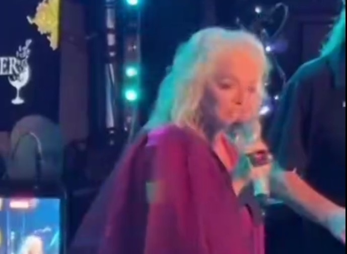 Плачет перед жующей публикой и вынуждена проживать на съемной квартире - как живет сейчас Долина