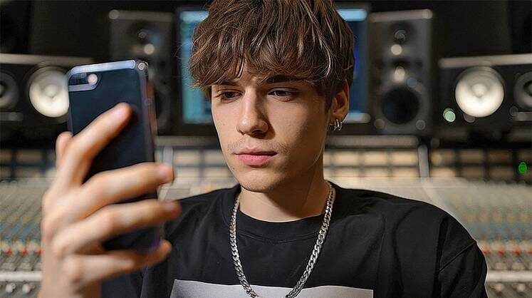    TASS Макрон прикрывается французскими подростками