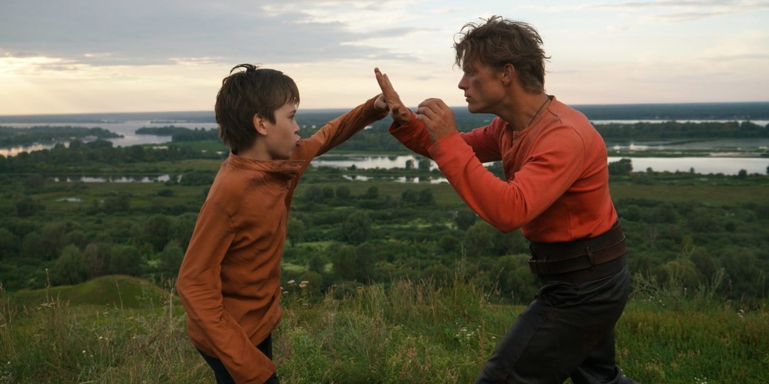 Волчок (2025 г.) приключенческий детектив о юном сироте и сопровождающем его лихом простолюдине, который силён кулаками махать, да слаб в…