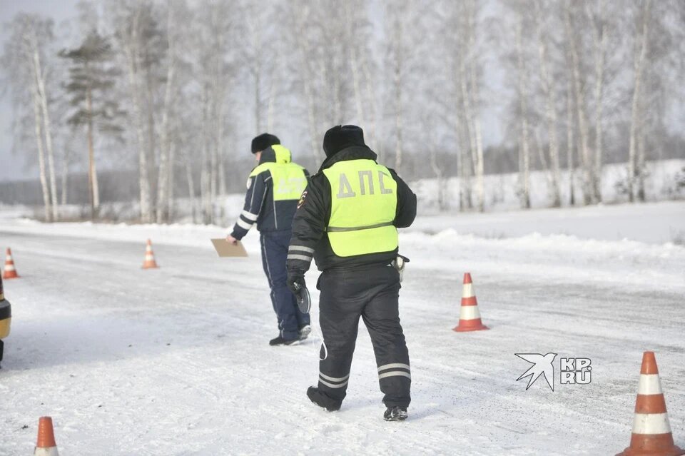    Госавтоинспекторы Урала спасли на трассе пожилого мужчину с внуком