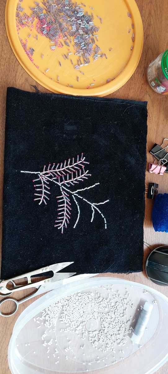 Рисунок на сумочке создаю свой, ориентируясь на тот бисер, который у меня еще есть. Не заморачивась в покупке разных шкатулочек для его хранения и вообще стараюсь всё делать из подручного материала. Рисунок тоже мой. Сплошь закрывать черное поле сумочки бисером не вижу смысла и буду и дальше вести вот такие как бы морозные узоры стеклярусом и бисером на одной стороне сумочки. Сегодня смотрела варианты подобных сумочек в сети и они бесконечны. Просто нужно выбрать своё и попроще.