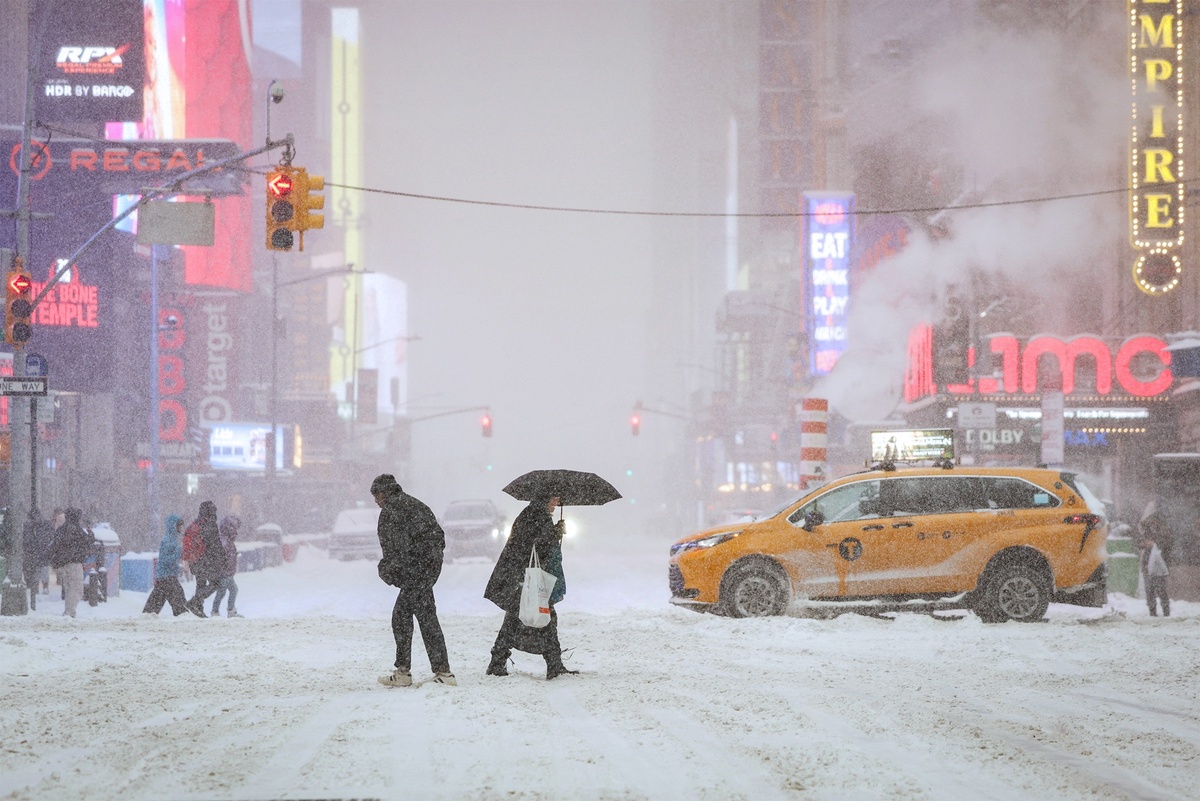    Так сейчас выглядит Таймс-сквер на Манхэттене в Нью-Йорке. Реклама тонет в снежной пелене./REUTERS