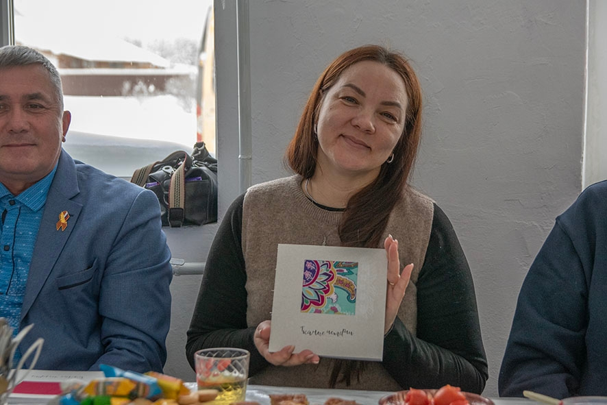 Каталог «Тканые истории деревни Кузьмовыр» – в подарок сарапульским коллегам. Оксана Ямилова