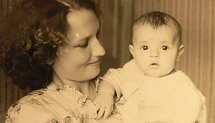 Маленький Игорь Скляр с мамой