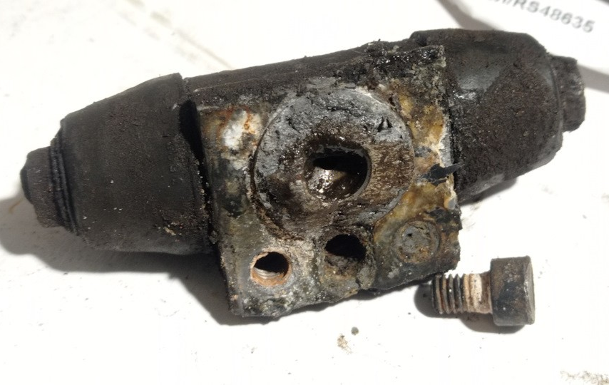 Коррозия разрушила тормозной цилиндр Chery Amulet