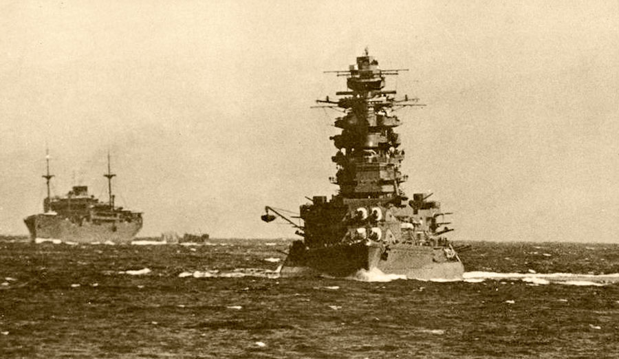 Корабль «Ясукуни-мару» на заднем плане