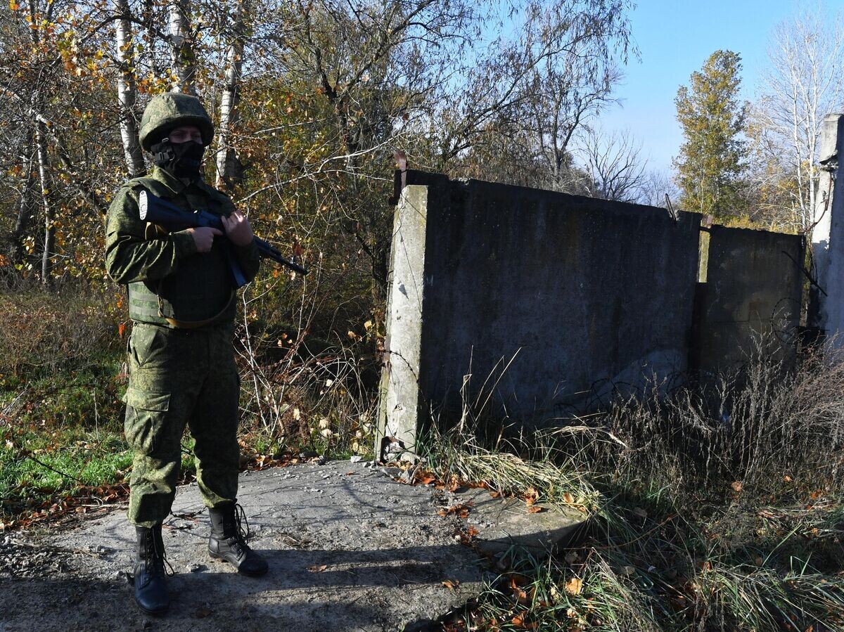    Военнослужащий, призванный в рамках частичной мобилизации, на позиции в районе города Энергодар Запорожской области | © РИА Новости
