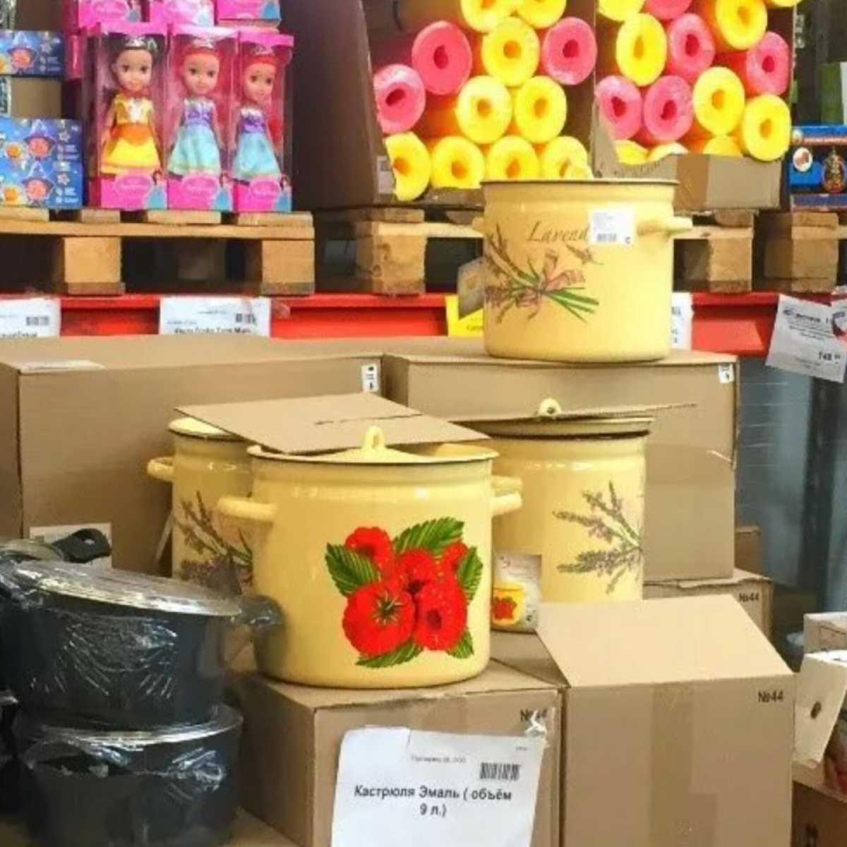 Посуды разной очень много